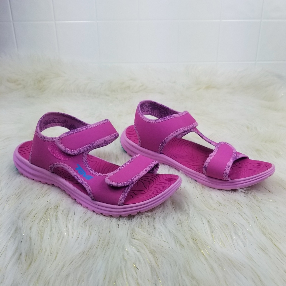 Like New Teva Girls size 5 pink sandals